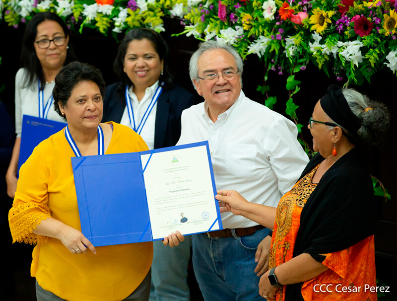 entrega-orden-rigoberto-cabezas-asamblea-nacional-nicaragua-a-periodistas